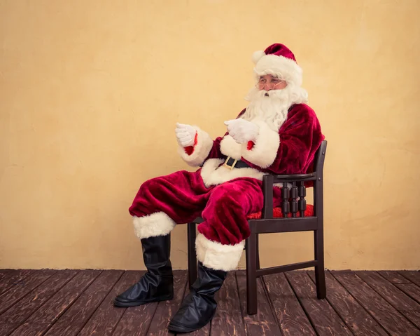 Santa Claus rijden in denkbeeldige slee — Stockfoto