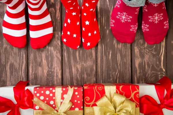 Familia feliz con tarjeta de Navidad —  Fotos de Stock