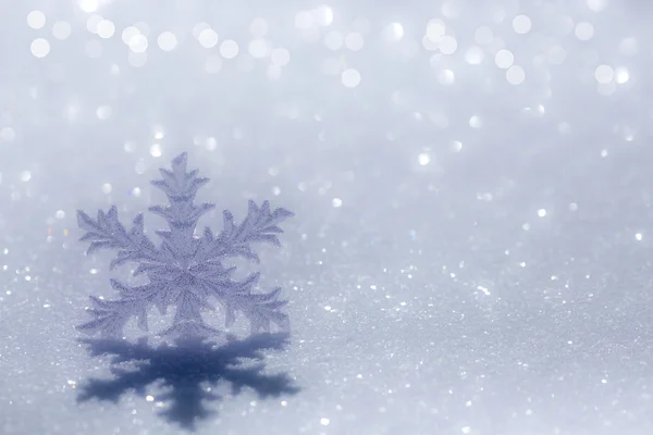 Kerstversiering op sneeuw — Stockfoto