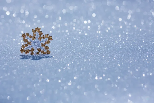 Kerstversiering op sneeuw — Stockfoto