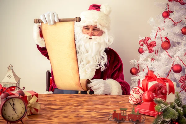 Papai Noel leitura pergaminho — Fotografia de Stock
