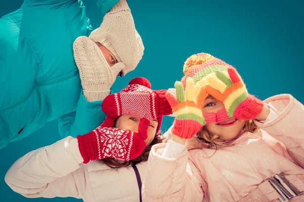 Gelukkig gezin in de winter — Stockfoto