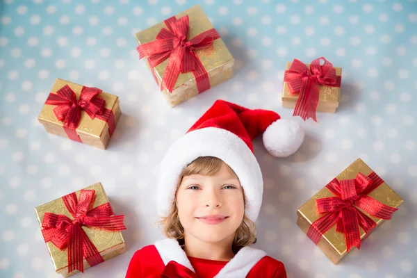 Bambino con scatole gif di Natale — Foto Stock