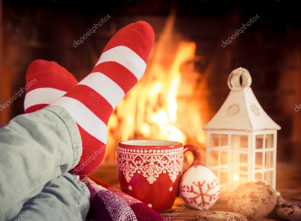 Weihnachten in der Nähe von Kamin — Stockfoto © Yaruta #90258154