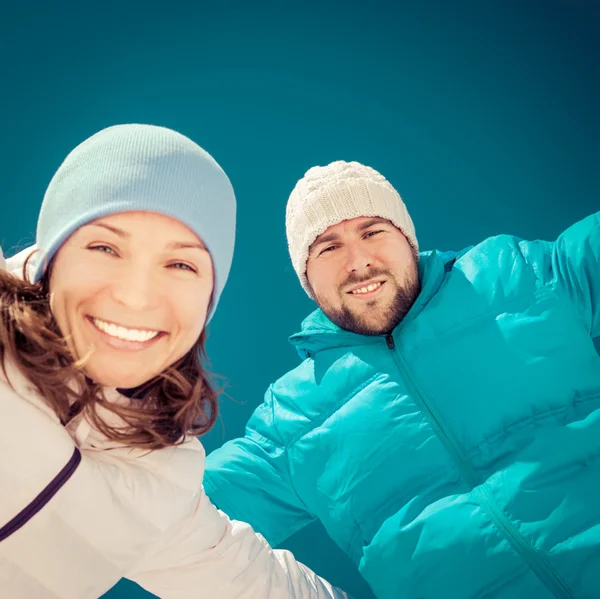 Lyckliga par på vintern — Stockfoto