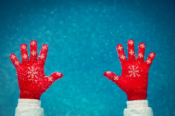 Люди сніжною зимою — стокове фото