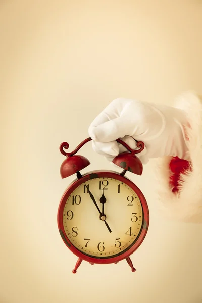 Santa Claus sosteniendo reloj despertador vintage — Foto de Stock