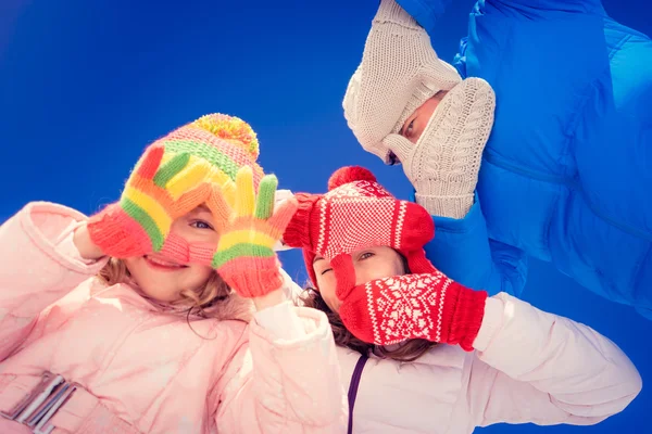 Lycklig familj på vintern — Stockfoto
