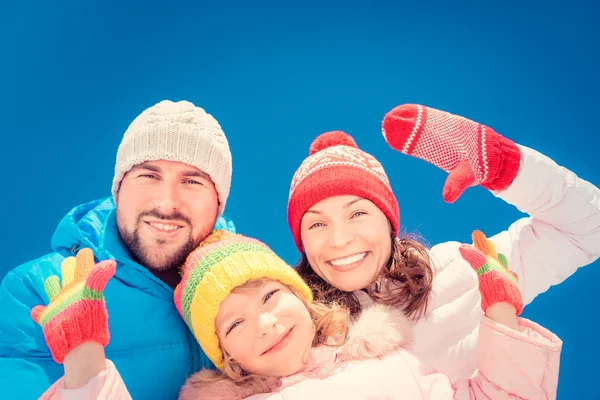 Ευτυχισμένη οικογένεια το χειμώνα — Φωτογραφία Αρχείου