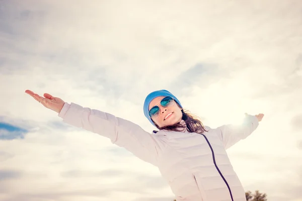 Libertad invierno montaña mujer — Foto de Stock