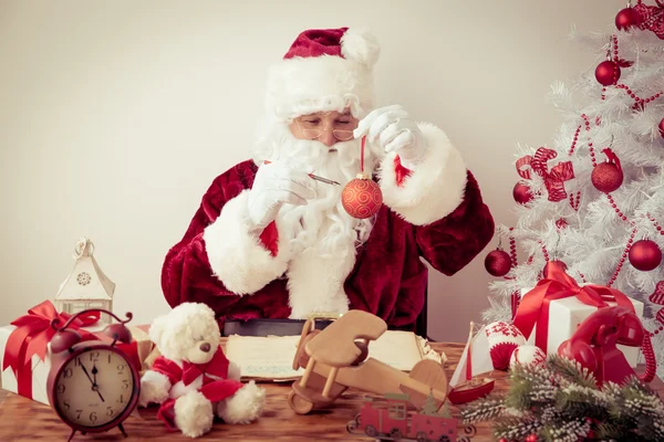 Santa claus thuis — Stockfoto