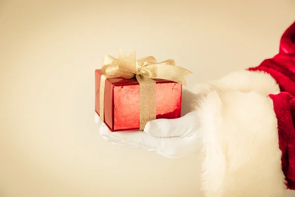Jultomten håller presentförpackning — Stockfoto