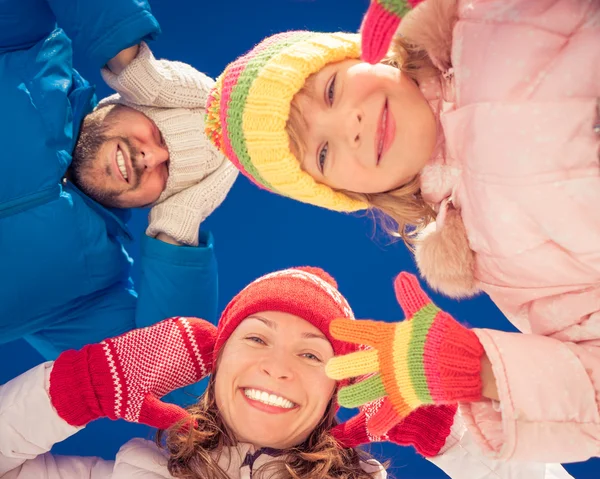 Šťastná rodina v zimě — Stock fotografie