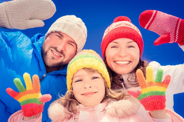 Família feliz no inverno — Fotografia de Stock