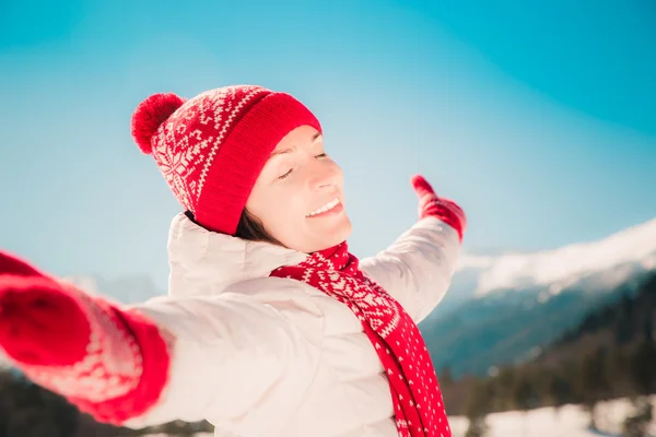 Frihet vinter berg kvinna — Stockfoto