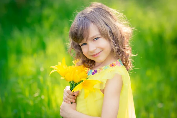 Kind in voorjaar park — Stockfoto