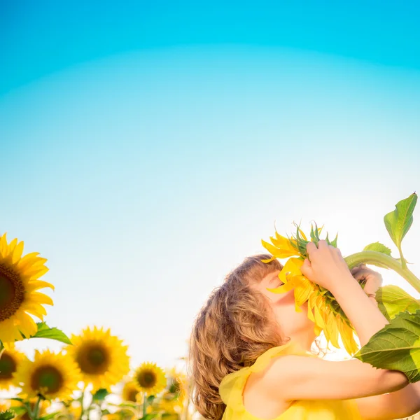 Niño en campo de primavera —  Fotos de Stock