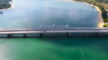 Sarasin Köprüsü Phuket Tayland. Sarasin Köprüsü ulaşımı ve deniz suyunda otoban manzarası (Top View). Phuket, Tayland 'da.