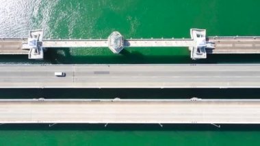 Sarasin Köprüsü Phuket Tayland. Sarasin Köprüsü ulaşımı ve deniz suyunda otoban manzarası (Top View). Phuket, Tayland 'da.