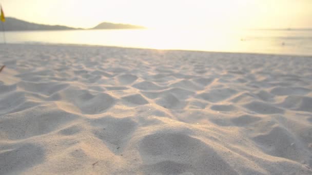プーケットタイ 海のビーチ ビーチの海で日没のシーン 美しいビーチの砂と日没と夕暮れ時の海のビーチで 海の夕日 — ストック動画