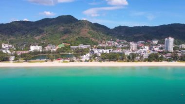 Phuket Tayland Denizi ve Plajı. Hava görüntüsü. Güneşli yaz gününde deniz ve şehir manzarası ve gökyüzü bulutlu arka plan, Paong Sahili, Phuket, Tayland.