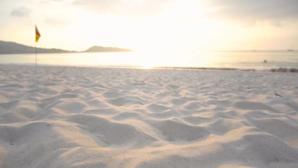 태국의 해수욕장 해변에서의 아름다운 모래와 선셋의 그리고 해변의 시간입니다 — 비디오