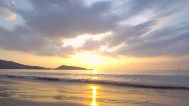 Πουκέτ Ταϊλάνδη Παραλία Σκηνή Ηλιοβασιλέματος Στην Παραλία Της Θάλασσας Όμορφη — Αρχείο Βίντεο