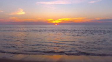 Günbatımının 4k sahnesi tropik plaj denizi. Covid-19 'dan sonra yeni normal. Phuket Tayland ve günbatımı gökyüzü ile güzel tropikal plaj. Güzel Phuket plajı Andaman Denizi 'nde ünlü bir turizm merkezidir.