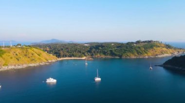 Phuket Tayland Denizi. Deniz manzaralı bir yer. Güneş ışığında deniz suyunda hava manzaralı yat. Akşam güneşi..