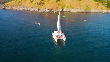 Phuket Tayland Denizi. Deniz manzaralı bir yer. Güneş ışığında deniz suyunda hava manzaralı yat. Akşam güneşi..
