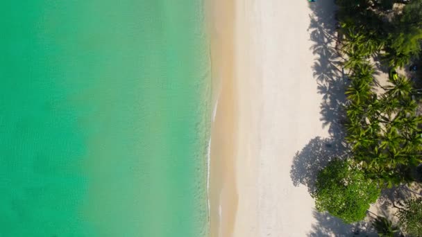 Phuket泰国海滩 在Covid 19之后高角景观 美丽海滩白沙滩蓝海清澈风景 — 图库视频影像