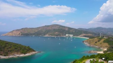 Phuket Tayland. Phuket, Phuket, Tayland 'da Phrom Thep Cape' in deniz manzarası ve kıyı manzarasının manzarası. Ocak 2021 'de..