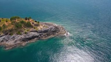 Phuket Tayland. Phuket, Phuket, Tayland 'da Phrom Thep Cape' in deniz manzarası ve kıyı manzarasının manzarası. Ocak 2021 'de..