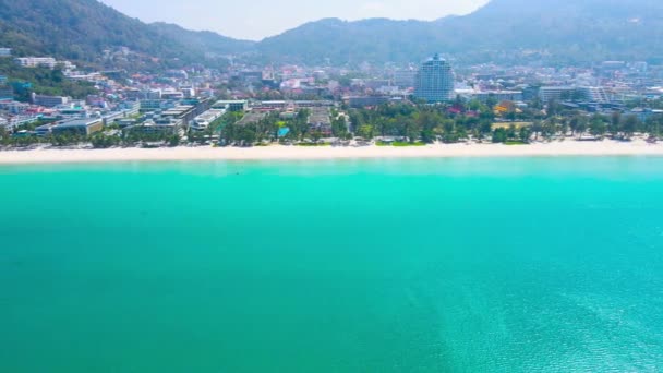 高角度的空中视图 巴通市的场景 位于泰国普吉邦邦海滩的城市景观在夏日的沙滩上 天空和云彩背景 2021年1月20日 — 图库视频影像