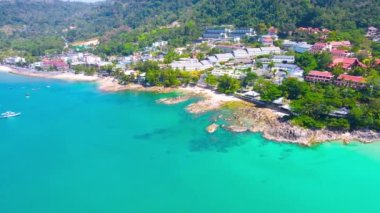 Yüksek açılı hava manzaralı. Patong City 'nin Sahnesi. Yaz günü plajdaki şehir manzarası ve bulutlu arka plan, Paong Sahili, Phuket, Tayland. 20 Ocak 2021 'de