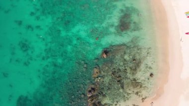 Fotokopi uzayındaki Turkuaz Denizi ve Beyaz Kumsal Kumu, İHA 'nın havadan görünüşü, Deniz suyu temiz ve mavi yeşil. Khai Adası 'ndaki doğa. Phuket, Tayland 'daki Khai adasında. Seyahat kavramı.