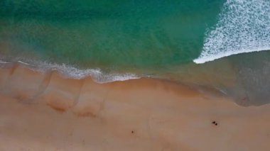 (Plaj denizi üzerinde hava görüntüsü dronu. Güzel deniz dalgaları. Kumsal kumu ve inanılmaz deniz. Yaz günbatımı deniz manzarası. Phuket Tayland Sahili. Su dokusu. Fantastik doğal günbatımının en üst görüntüsü