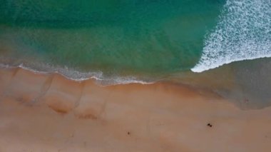 (Plaj denizi üzerinde hava görüntüsü dronu. Güzel deniz dalgaları. Kumsal kumu ve inanılmaz deniz. Yaz günbatımı deniz manzarası. Phuket Tayland Sahili. Su dokusu. Fantastik doğal günbatımının en üst görüntüsü