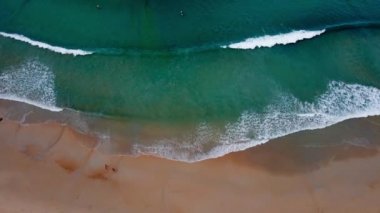 (Plaj denizi üzerinde hava görüntüsü dronu. Güzel deniz dalgaları. Kumsal kumu ve inanılmaz deniz. Yaz günbatımı deniz manzarası. Phuket Tayland Sahili. Su dokusu. Fantastik doğal günbatımının en üst görüntüsü