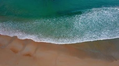 (Plaj denizi üzerinde hava görüntüsü dronu. Güzel deniz dalgaları. Kumsal kumu ve inanılmaz deniz. Yaz günbatımı deniz manzarası. Phuket Tayland Sahili. Su dokusu. Fantastik doğal günbatımının en üst görüntüsü