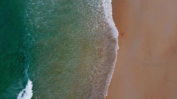 Вид Сверху Беспилотник Видом Море Красивые Морские Волны Пляжный Песок — стоковое видео