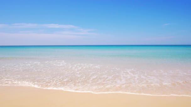 プーケットビーチの海の砂と空 夏の日にビーチの海の風景ビュー ビーチスペースエリア タイのプーケット島 カロンビーチで 2020年6月15日 Uhd ビデオクリップ — ストック動画