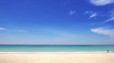Phuket Tayland plaj denizi. Sahil manzarası ve mavi deniz mavisi gökyüzü arkaplanı. Güneşli bir yaz gününde. 14 Ocak 2021 'de. Doğa ve seyahat kavramı.