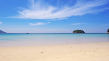 Phuket Tayland plaj denizi. Sahil manzarası ve mavi deniz mavisi gökyüzü arkaplanı. Güneşli bir yaz gününde. 14 Ocak 2021 'de. Doğa ve seyahat kavramı.