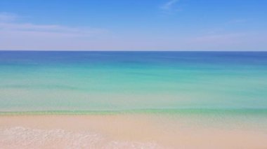 Phuket Tayland plaj denizi. Sahil manzarası ve mavi deniz mavisi gökyüzü arkaplanı. Güneşli bir yaz gününde. 14 Ocak 2021 'de. Doğa ve seyahat kavramı.