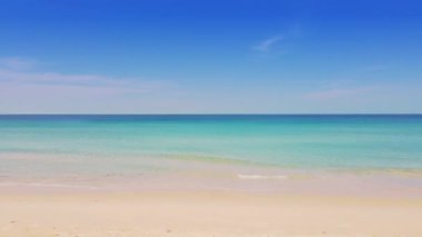 Phuket Tayland plaj denizi. Sahil manzarası ve mavi deniz mavisi gökyüzü arkaplanı. Güneşli bir yaz gününde. 14 Ocak 2021 'de. Doğa ve seyahat kavramı.
