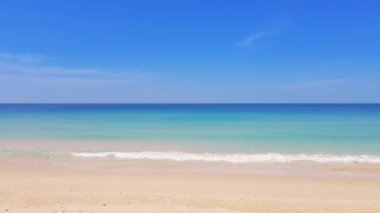 Phuket Tayland plaj denizi. Sahil manzarası ve mavi deniz mavisi gökyüzü arkaplanı. Güneşli bir yaz gününde. 14 Ocak 2021 'de. Doğa ve seyahat kavramı.
