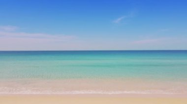 Phuket Tayland plaj denizi. Sahil manzarası ve mavi deniz mavisi gökyüzü arkaplanı. Güneşli bir yaz gününde. 14 Ocak 2021 'de. Doğa ve seyahat kavramı.