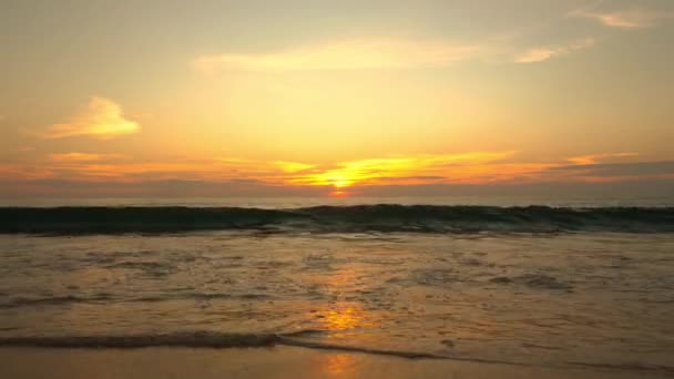 Ηλιοβασίλεμα Στη Θάλασσα Τοπίο Παραλία Θάλασσα Ήλιος Που Πάνω Από — Αρχείο Βίντεο