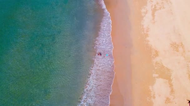 航景俯瞰美丽的海滩和沙滩上的海水浪花 在阳光灿烂的夏日 Uhd自然与旅行概念 — 图库视频影像